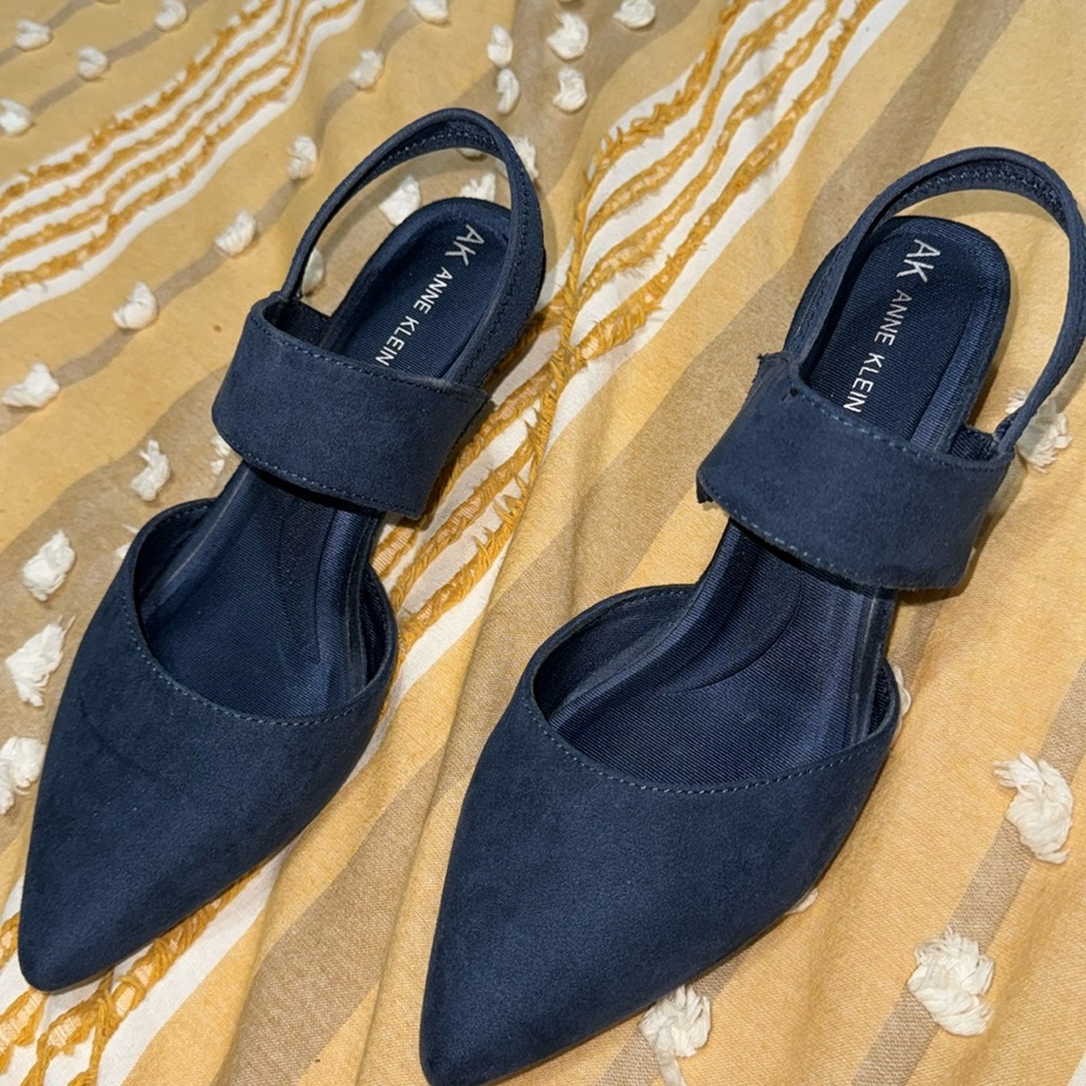 Navy size 8 pointed heel